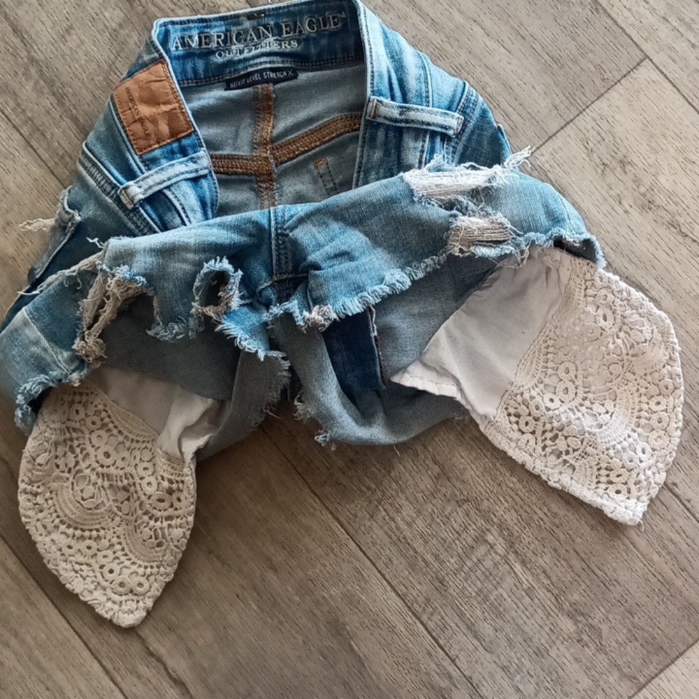 Womens Sz 2 AE AMERICAN EAGLE Destroyed Jean Shorts High rise Shorties b24 - Picture 4 of 6